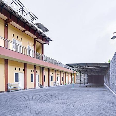 Oyo 3298 Bromo Guest House Family Malang Exterior foto