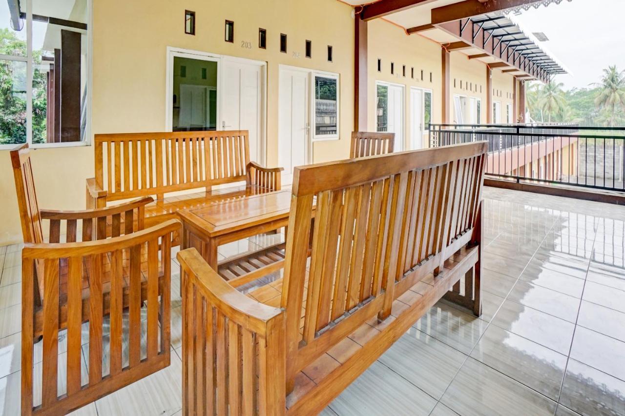 Oyo 3298 Bromo Guest House Family Malang Exterior foto