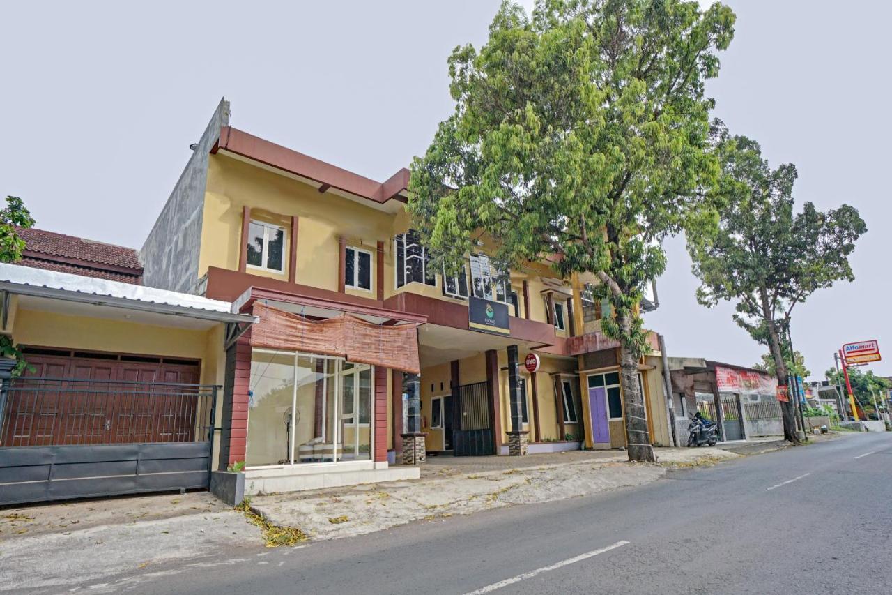 Oyo 3298 Bromo Guest House Family Malang Exterior foto