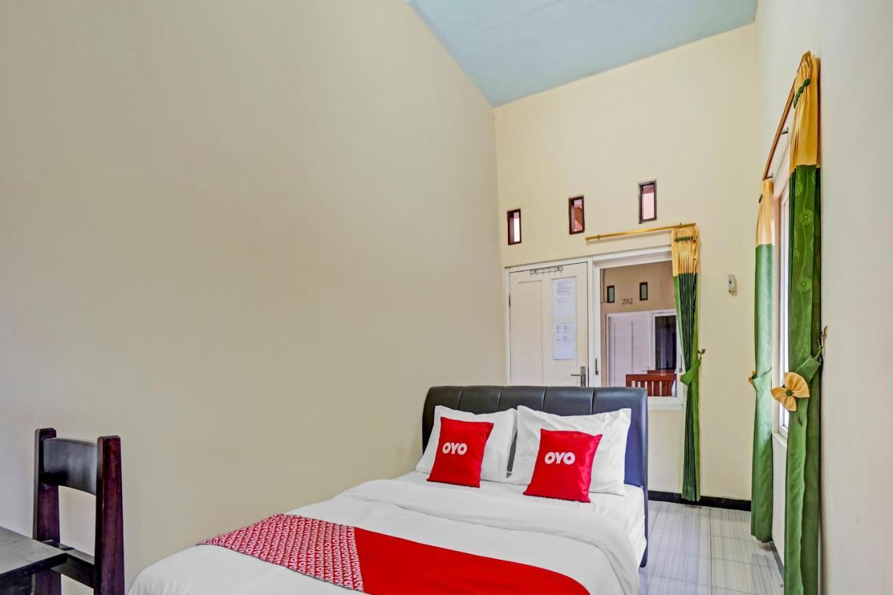 Oyo 3298 Bromo Guest House Family Malang Exterior foto