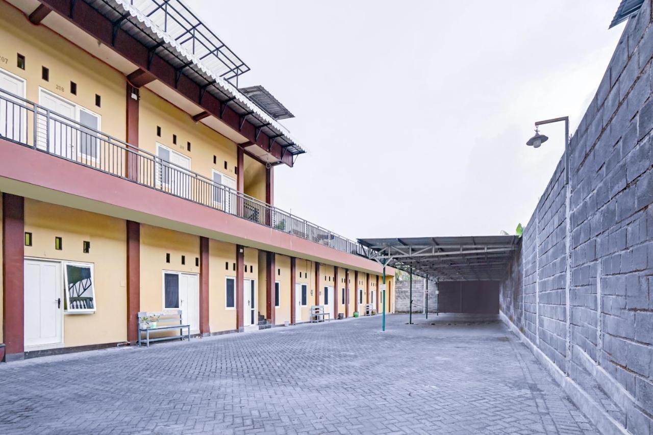 Oyo 3298 Bromo Guest House Family Malang Exterior foto