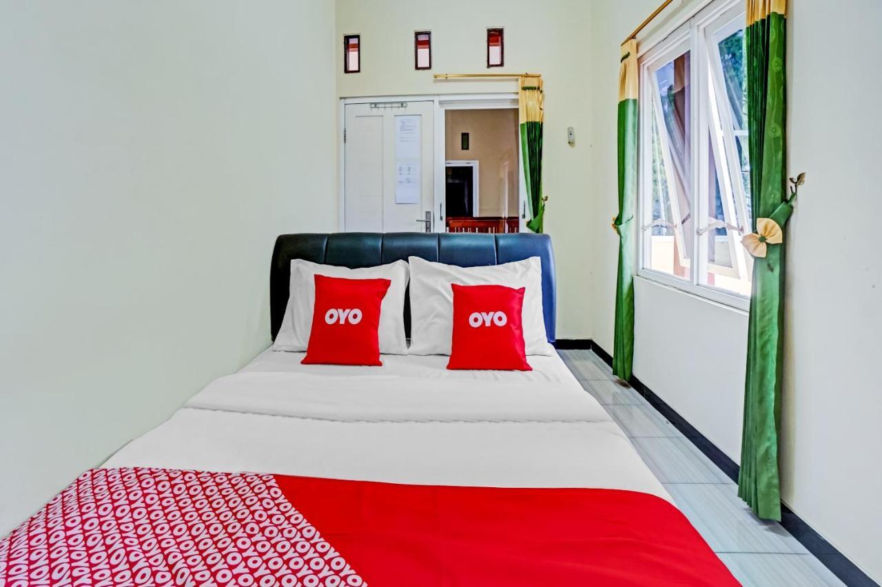 Oyo 3298 Bromo Guest House Family Malang Exterior foto