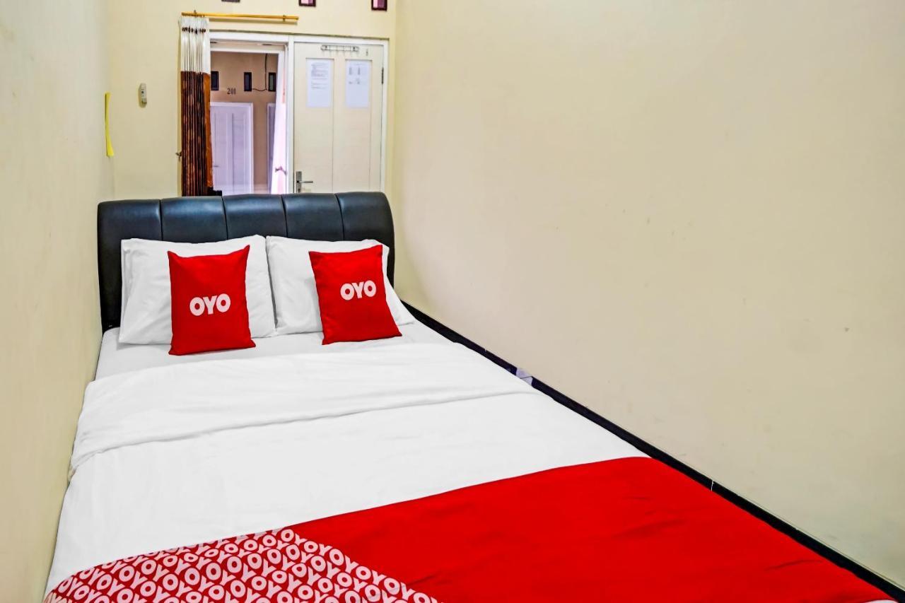 Oyo 3298 Bromo Guest House Family Malang Exterior foto